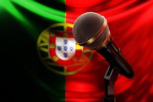 microfone no fundo da bandeira nacional de portugal, ilustração 3d realista. prêmio de música, karaokê, rádio e equipamentos de som de estúdio de gravação foto