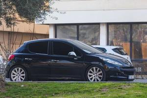 manavgat turkey 05 de março de 2022 black peugeot 207 está estacionado na rua em um dia quente de verão foto