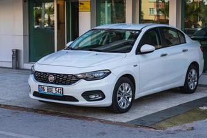 antalya turquia 04 de março de 2022 fiat branco egea está estacionando na rua em um dia de verão foto