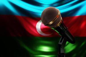 microfone no fundo da bandeira nacional do azerbaijão, ilustração 3d realista. prêmio de música, karaokê, rádio e equipamentos de som de estúdio de gravação foto