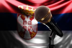 microfone no fundo da bandeira nacional da Sérvia, ilustração 3d realista. prêmio de música, karaokê, rádio e equipamentos de som de estúdio de gravação foto