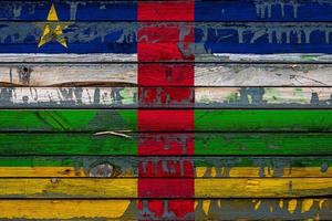 a bandeira nacional da república centro-africana é pintada em placas irregulares. símbolo do país. foto