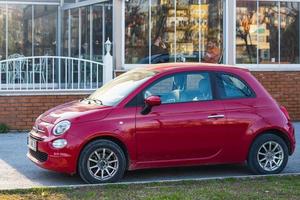 manavgat turkey 05 de março de 2022 red fiat 500 estacionado na rua em um dia quente de verão foto