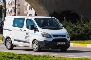 antalya turquia 04 de março de 2022 ford transit branco está dirigindo na rua em um dia quente de outono foto