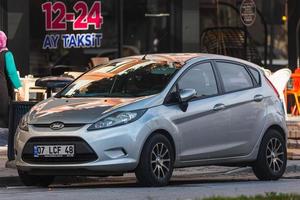 antalya turquia 04 de março de 2022 silver ford fiesta está estacionado na rua em um dia quente contra o pano de fundo de um edifício, loja foto