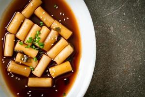 picante jjajang tteokbokki ou bolo de arroz coreano em molho picante de feijão preto foto