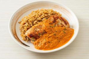 bife de frango grelhado com molho de curry vermelho e arroz foto