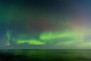 aurora boreal sobre o lago superior em michigan