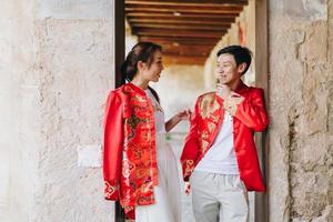 feliz jovem casal asiático em vestidos tradicionais chineses foto