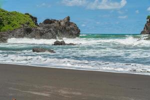 vista natural da costa na indonésia quando o tempo está ensolarado. Karang Tawulan Beach Turismo na Indonésia foto