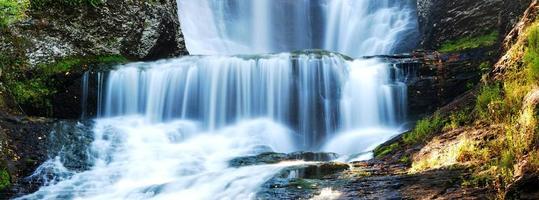 panorama de cachoeira no outono foto