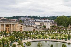 famoso palácio versailles perto de paris, frança com belos jardins foto