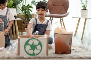 menina asiática é lixo separado para reciclar foto