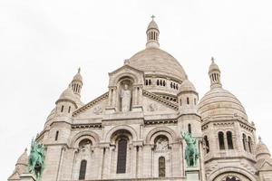 a arquitetura externa de sacre coeur, montmartre, paris, frança foto