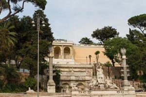 escultura e fonte da piazza del popolo. os degraus levam ao parque pincio, roma, itália foto