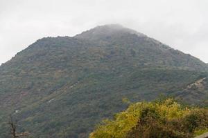 alta montanha e rochas na grécia foto