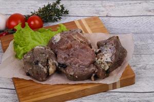 carne de porco marinada pronta para cozinhar foto