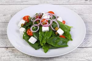 salada com queijo feta e espinafre foto