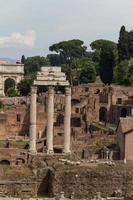 construindo ruínas e colunas antigas em roma, itália foto