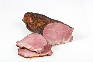 saborosas salsichas de carne sobre fundo branco foto