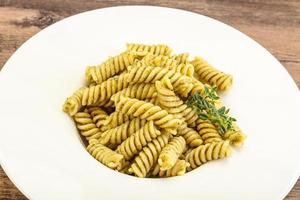 massa italiana fusilli com pesto foto