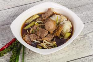 sopa de estilo tailandês com carne e cogumelos foto