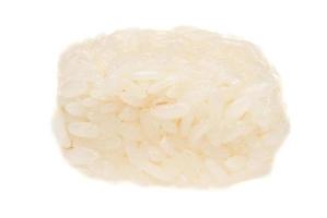 o arroz chinês cozido em um fundo branco foto