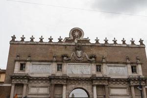 Roma, Itália. famoso portão da cidade de porta del popolo. foto