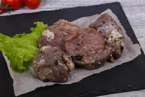 carne de porco marinada pronta para cozinhar foto