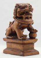 leão chinês em madeira foto