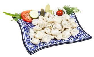 tigela com prato tradicional russo - pelmeni foto