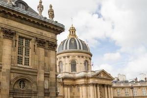 edifício histórico em paris frança foto