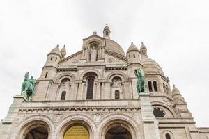 a arquitetura externa de sacre coeur, montmartre, paris, frança foto