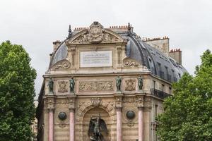 bela fonte de saint michel em paris foto