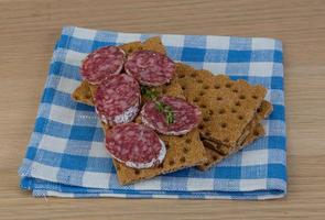 pão torrado com salame foto