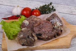 carne de porco marinada pronta para cozinhar foto