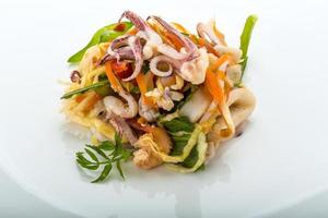 salada asiática de frutos do mar foto