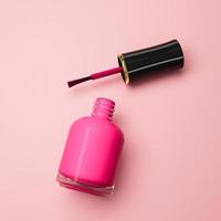 maquete de garrafa de vidro de esmalte nude em fundo rosa com espaço de cópia, vista superior. ilustração 3d de produto cosmético de beleza de maquiagem foto