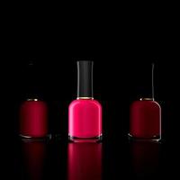 fundo preto com garrafas de esmalte cor rosa moda, maquiagem, estilo, manicure, ilustração 3d de beleza foto