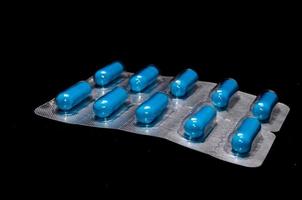 cápsulas de medicamentos azuis em blister foto