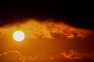 vista do pôr do sol laranja foto