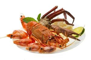 lagosta, camarões, patas de caranguejo e arroz foto