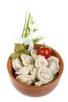 tigela com prato tradicional russo - pelmeni foto