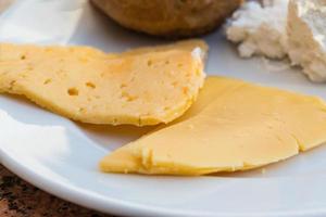 ricota e queijos amarelos foto