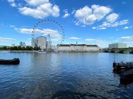 londres no reino unido em junho de 2021 uma vista do outro lado do rio tâmisa no olho de londres foto