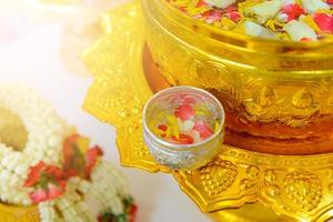 água com jasmim e rosas corola em tigela para festival songkran na tailândia. foto