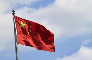 bandeira chinesa balançando ao vento em um dia ensolarado foto