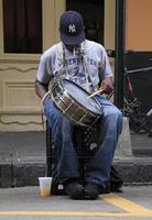 21 de abril de 2016 - new orleans, louisiana - um músico de jazz tocando um solo de bateria no bairro francês de new orleans, louisiana. foto