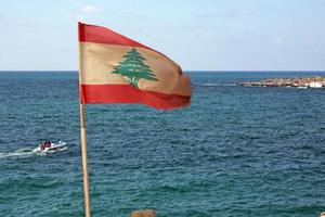 bandeira libanesa acenando na costa de beirute, líbano foto