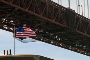 bandeira americana balançando ao vento ao lado da ponte golden gate em san francisco, califórnia foto